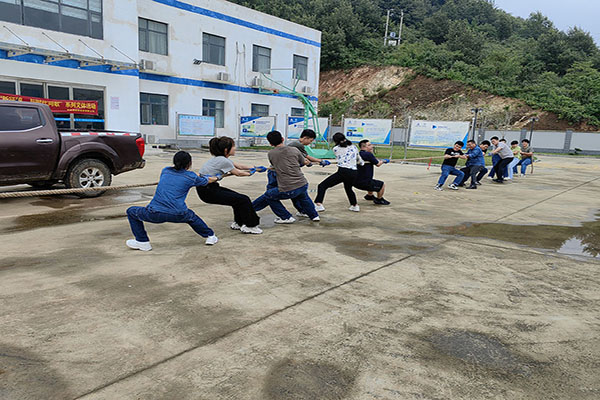 豫能新能源情系職工，送“涼方?jīng)霾摺贝蠖Y包